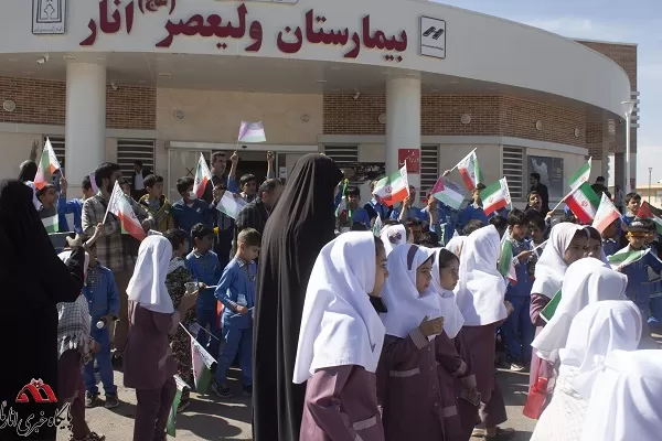 راهپیمایی دانش‌آموزان اناری جهت همدردی با کودکان غزه